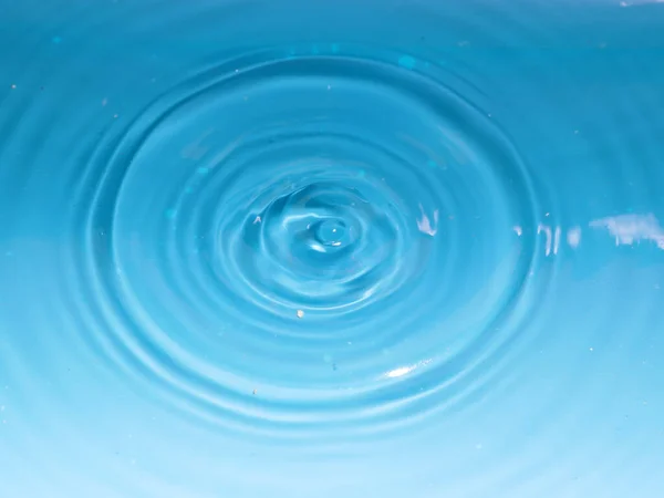 Uma Gota Água Clara Cair Cria Padrões Extravagantes Superfície Líquido — Fotografia de Stock
