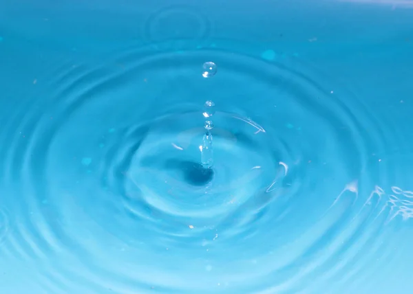Капля Чистой Воды Падении Создает Причудливые Узоры Поверхности Жидкости — стоковое фото