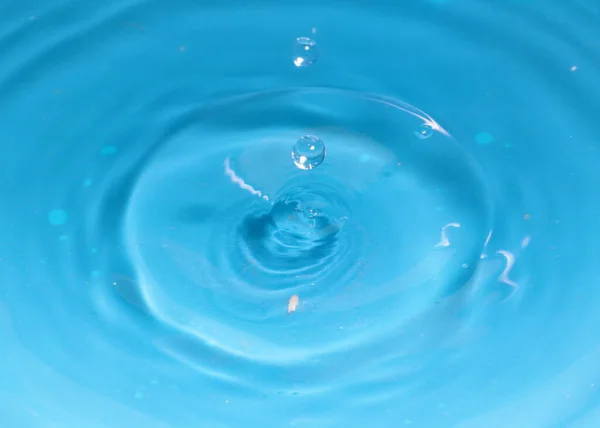 Uma Gota Água Pura Cria Padrão Quando Cai Superfície Líquido — Fotografia de Stock