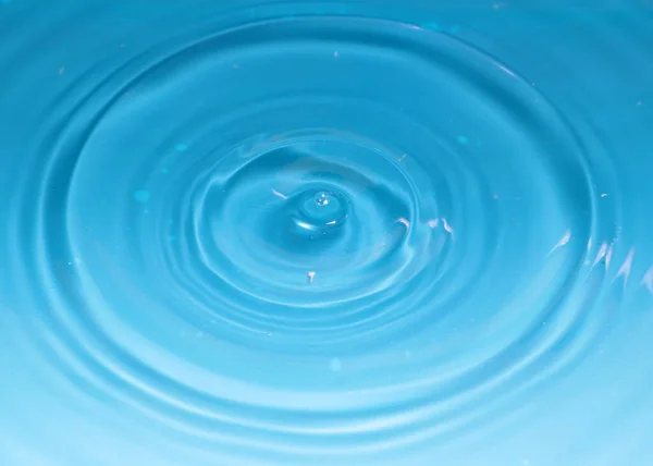 Ein Tropfen Reines Wasser Erzeugt Ein Muster Wenn Auf Die — Stockfoto