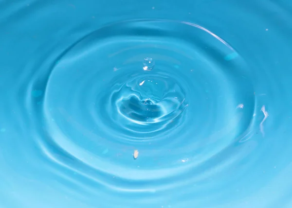 Una Gota Agua Pura Crea Patrón Cuando Cae Sobre Superficie — Foto de Stock