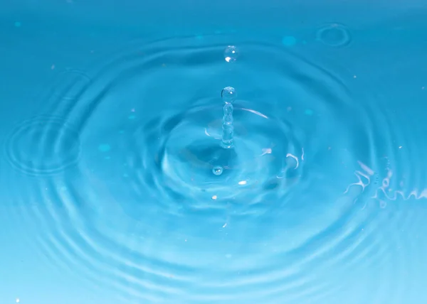Капля Чистой Воды Создает Картину Падает Поверхность Жидкости — стоковое фото