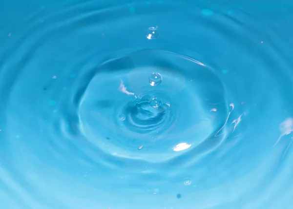 Uma Gota Água Pura Cria Padrão Quando Cai Superfície Líquido — Fotografia de Stock