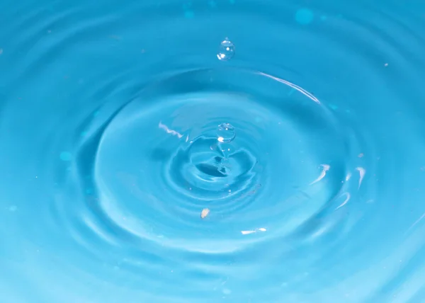一滴纯净的水落到液体表面时就会形成一个图案 — 图库照片