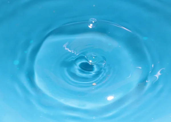 Uma Gota Água Pura Cria Padrão Quando Cai Superfície Líquido — Fotografia de Stock