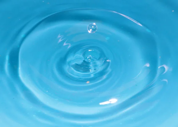 Una Gota Agua Pura Crea Patrón Cuando Cae Sobre Superficie — Foto de Stock