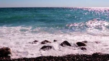 Aktif turizm için mavi gökyüzü ve deniz plajı