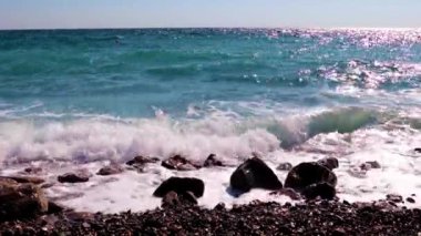 Aktif turizm için mavi gökyüzü ve deniz plajı