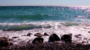 Aktif turizm için mavi gökyüzü ve deniz plajı