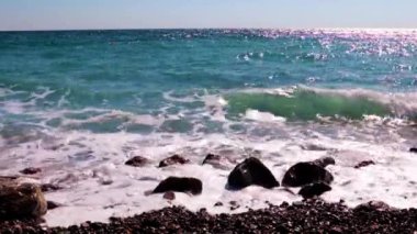 Aktif turizm için mavi gökyüzü ve deniz plajı