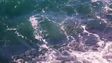 Deniz kıyısındaki güzel dalgalar tatil beldesinin bir parçası.