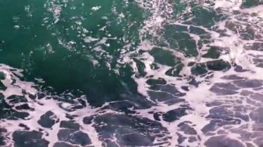 Deniz kıyısındaki güzel dalgalar tatil beldesinin bir parçası.