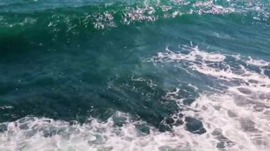 Deniz kıyısındaki güzel dalgalar tatil beldesinin bir parçası.