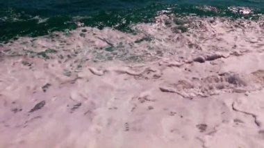 Deniz kıyısındaki güzel dalgalar tatil beldesinin bir parçası.