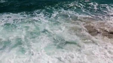 Deniz kıyısındaki güzel dalgalar tatil beldesinin bir parçası.