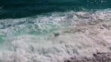 Deniz kıyısındaki güzel dalgalar tatil beldesinin bir parçası.