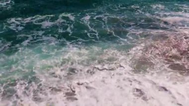 Deniz kıyısındaki güzel dalgalar tatil beldesinin bir parçası.
