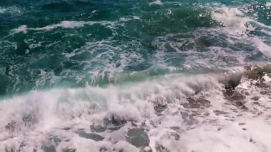 Deniz kıyısındaki güzel dalgalar tatil beldesinin bir parçası.
