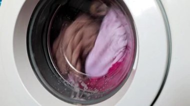 Çamaşır makinesinin çamaşır yıkarken davulunun dönüşü