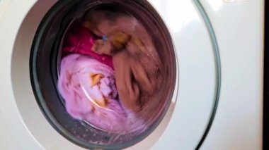 Çamaşır makinesinin çamaşır yıkarken davulunun dönüşü