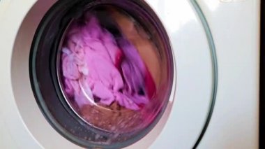 Çamaşır makinesinin çamaşır yıkarken davulunun dönüşü