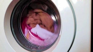 Çamaşır makinesinin çamaşır yıkarken davulunun dönüşü