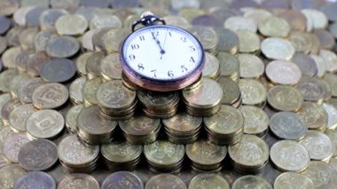 Metal Rus rublesinin üzerinde duran eski bir cep saatinin ikinci el hareketi