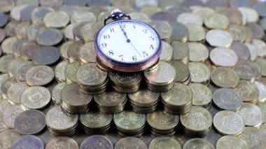 Metal Rus rublesinin üzerinde duran eski bir cep saatinin ikinci el hareketi