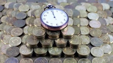 Metal Rus rublesinin üzerinde duran eski bir cep saatinin ikinci el hareketi