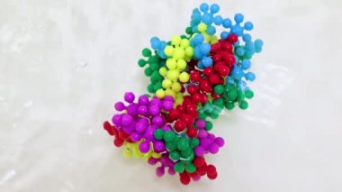 Sıvı bir yüzeyde kötü huylu bir virüs molekülünün plastik modeli