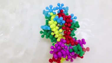 Sıvı bir yüzeyde kötü huylu bir virüs molekülünün plastik modeli