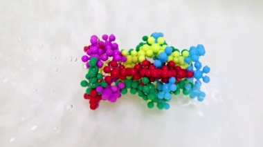 Sıvı bir yüzeyde kötü huylu bir virüs molekülünün plastik modeli