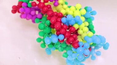 Sıvı bir yüzeyde kötü huylu bir virüs molekülünün plastik modeli