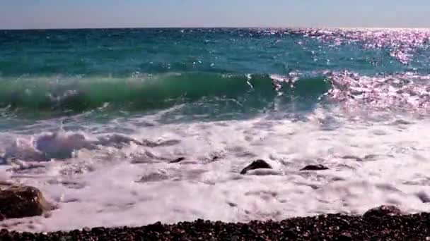 蓝天和海滩是积极旅游的地方 — 图库视频影像