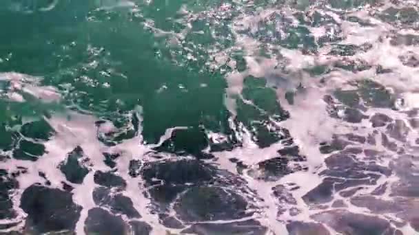 Deniz Kıyısındaki Güzel Dalgalar Tatil Beldesinin Bir Parçası — Stok video
