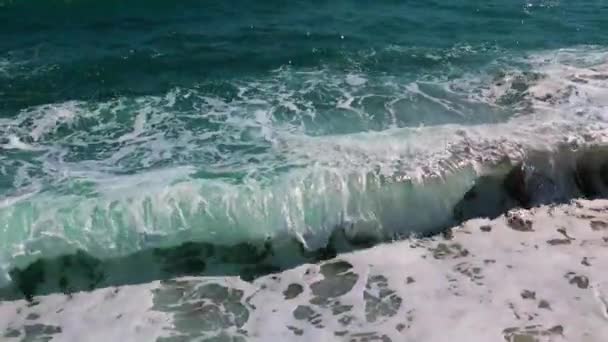 Schöne Wellen Der Küste Als Element Eines Urlaubsziels — Stockvideo