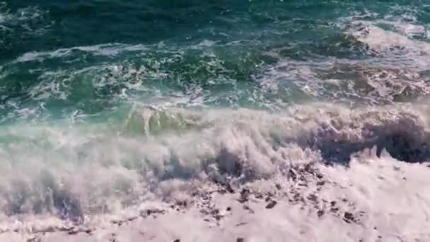休暇先の要素として海沿いの美しい波が — ストック動画