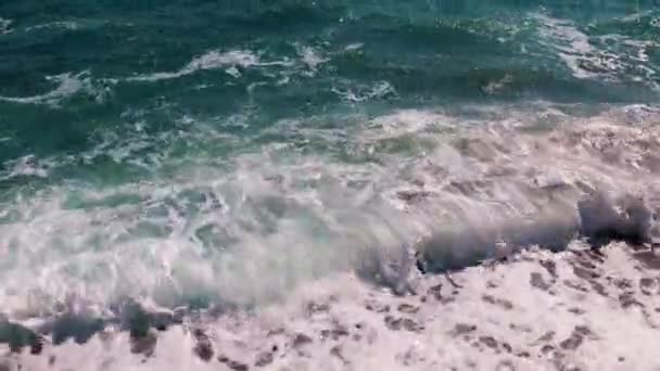 Όμορφα Κύματα Στις Ακτές Της Θάλασσας Στοιχείο Ενός Προορισμού Διακοπών — Αρχείο Βίντεο