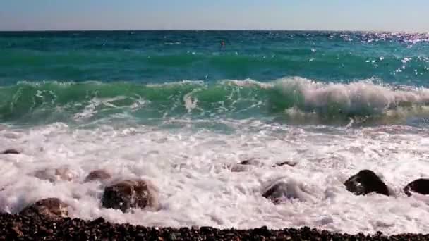 小风暴中的海浪和海滩 — 图库视频影像