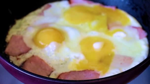 Proceso Cocción Huevos Fritos Con Trozos Salchicha Jugosa — Vídeo de stock