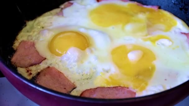 Procesul Gătire Ouălor Prăjite Bucăți Cârnați Suculenți — Videoclip de stoc