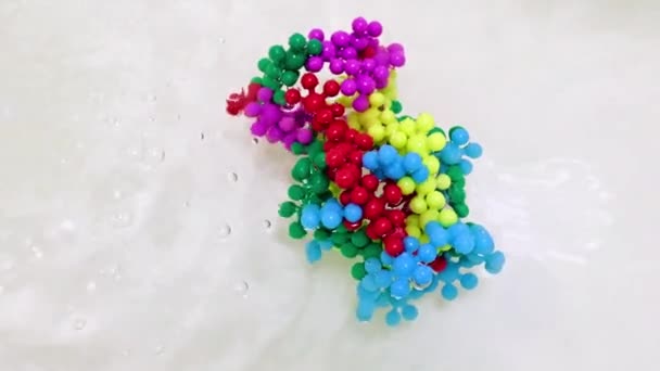 Sıvı Bir Yüzeyde Kötü Huylu Bir Virüs Molekülünün Plastik Modeli — Stok video