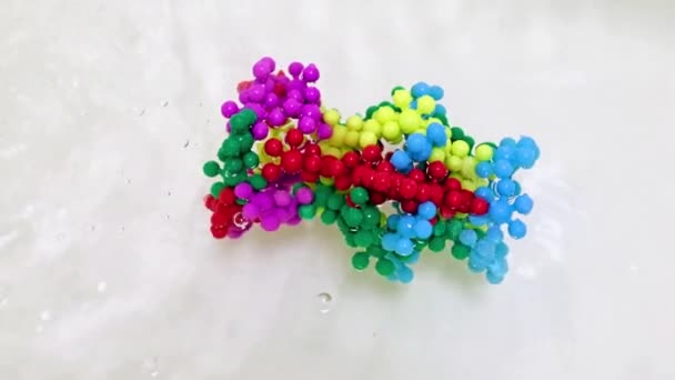 Modèle Plastique Une Molécule Virale Maligne Dans Une Surface Liquide — Video