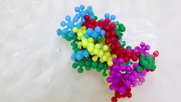 Пластикова Модель Молекули Вірусу Спричиняє Злоякісні Захворювання Рідкій Поверхні — стокове відео