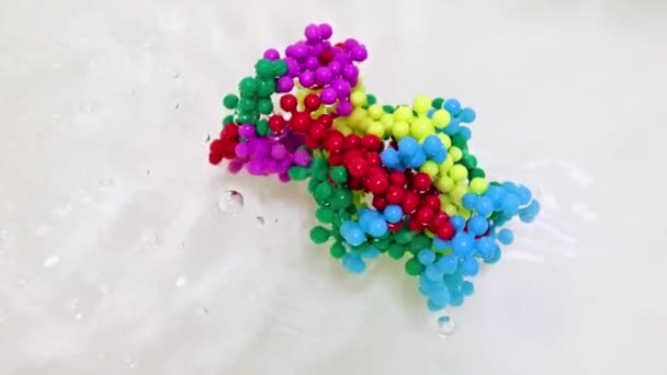 液体の表面に悪性疾患の原因となるウイルス分子のプラスチックモデル — ストック動画
