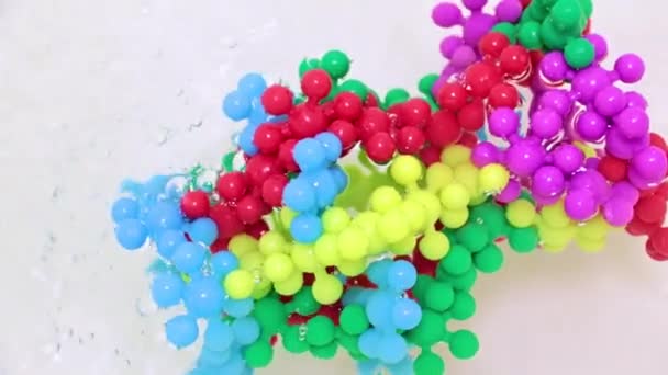 Plastic Model Van Een Kwaadaardig Ziekteverwekkend Virusmolecuul Een Vloeibaar Oppervlak — Stockvideo