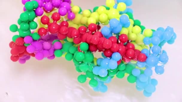 液体表面致病性病毒分子的塑料模型 — 图库视频影像
