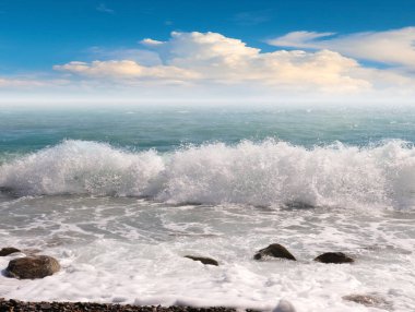 Mavi gökyüzü manzarası ve etkin bir dinlenme yeri olarak deniz plajı