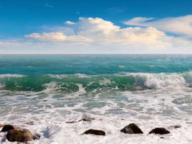 Mavi gökyüzü manzarası ve etkin bir dinlenme yeri olarak deniz plajı