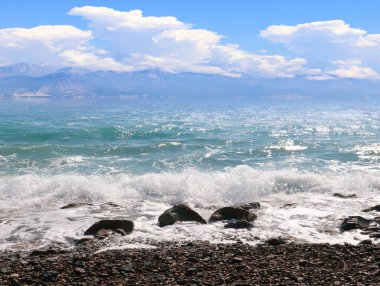 Mavi gökyüzü manzarası ve etkin bir dinlenme yeri olarak deniz plajı
